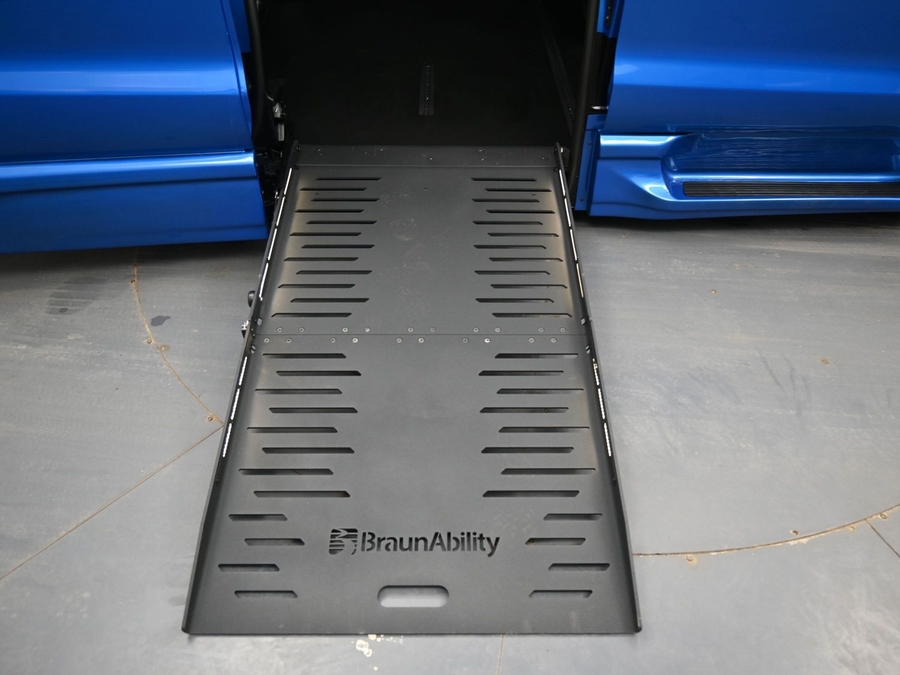 Blue Chrysler Pacifica image number 9