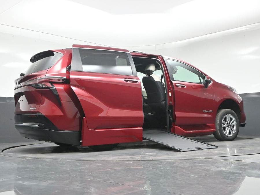 New 2026 Toyota Sienna Hybrid Limited - BraunAbility Side Entry In Floor Automatic Ramp