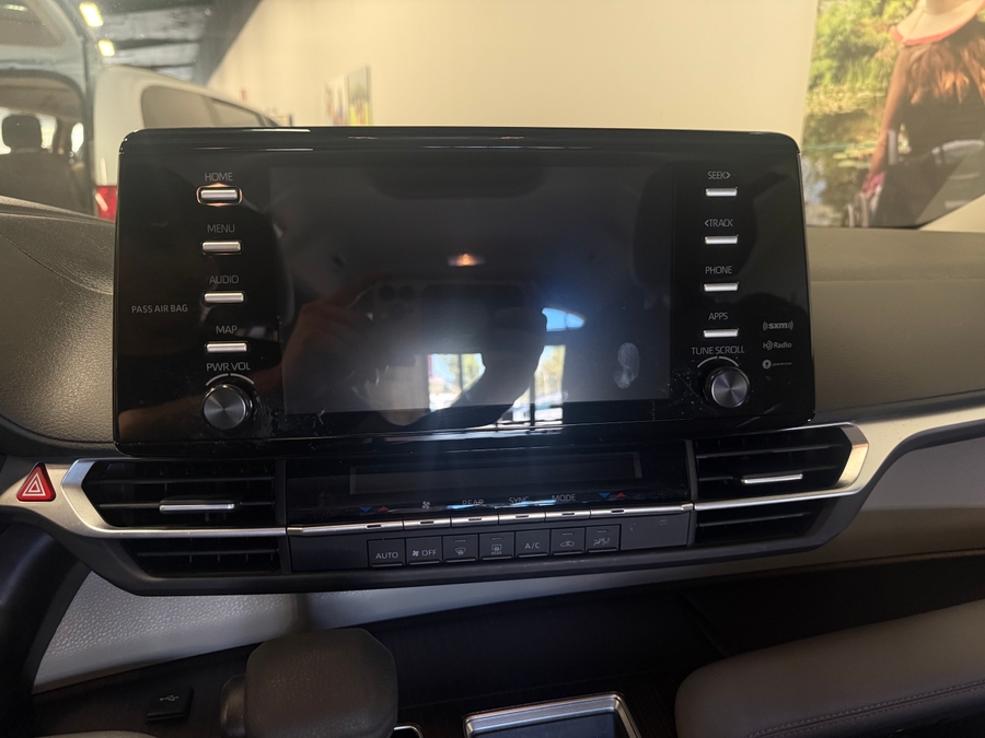 Imagen de la Toyota Sienna negra número 6
