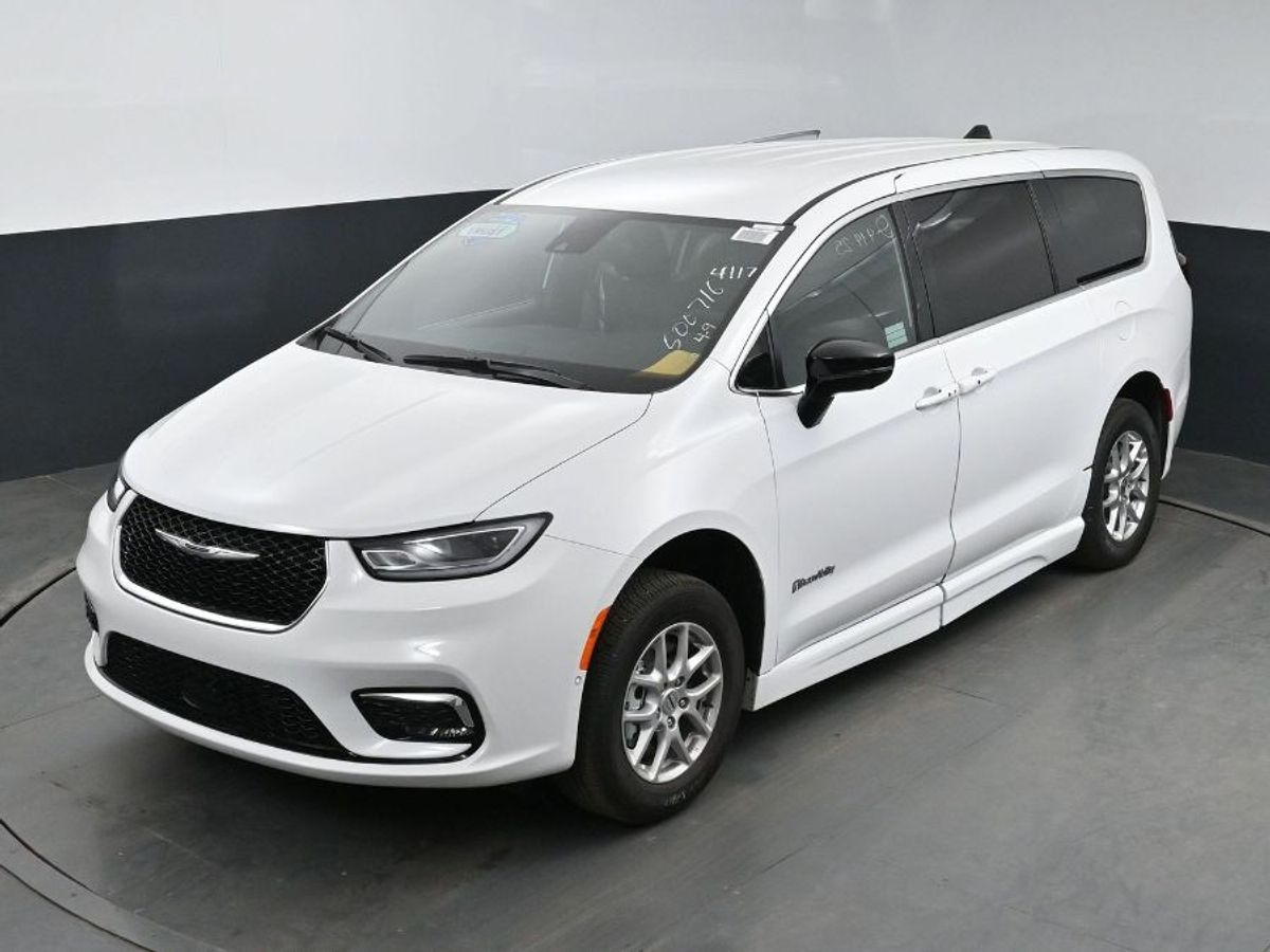 White Chrysler Pacifica image number 14