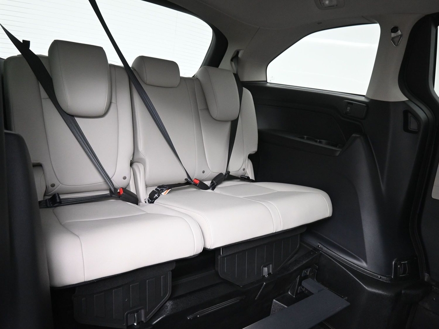 Grey Honda Odyssey image number 9