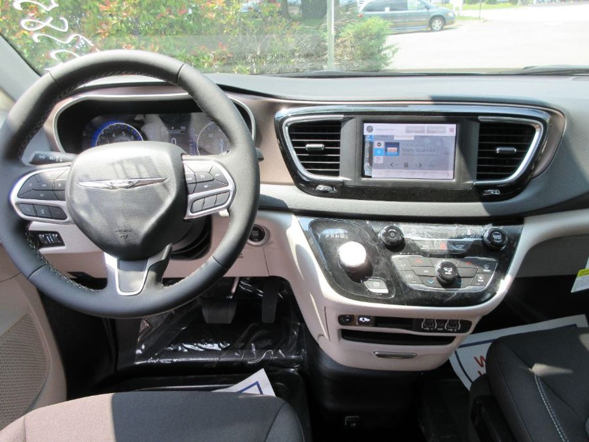 Silver Chrysler Voyager image number 16