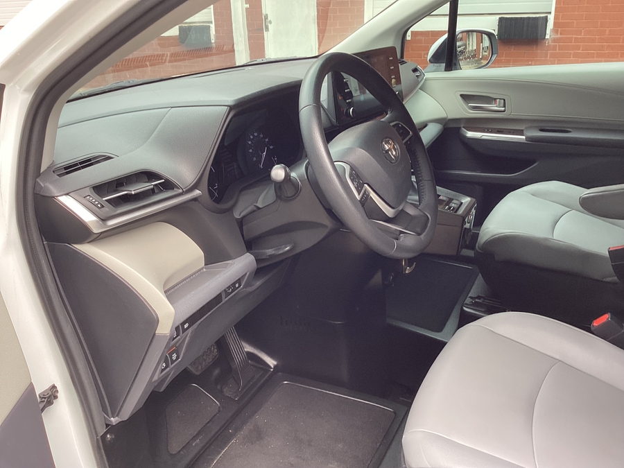 White Toyota Sienna image number 19