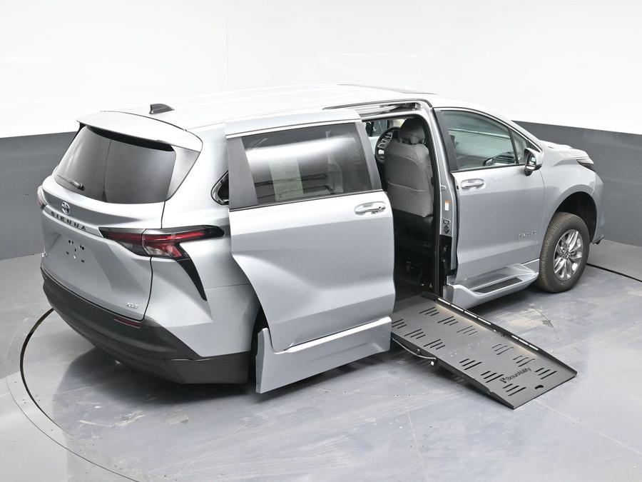New 2025 Toyota Sienna Hybrid XLE Base - BraunAbility Side Entry Entry Fold Out Automatic Ramp