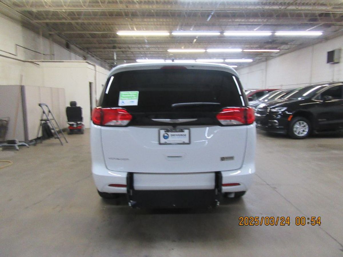 White Chrysler Voyager image number 13