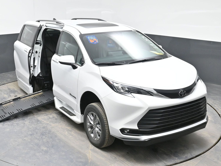 New 2026 Toyota Sienna Hybrid XLE Base - BraunAbility Side Entry Entry Fold Out Automatic Ramp