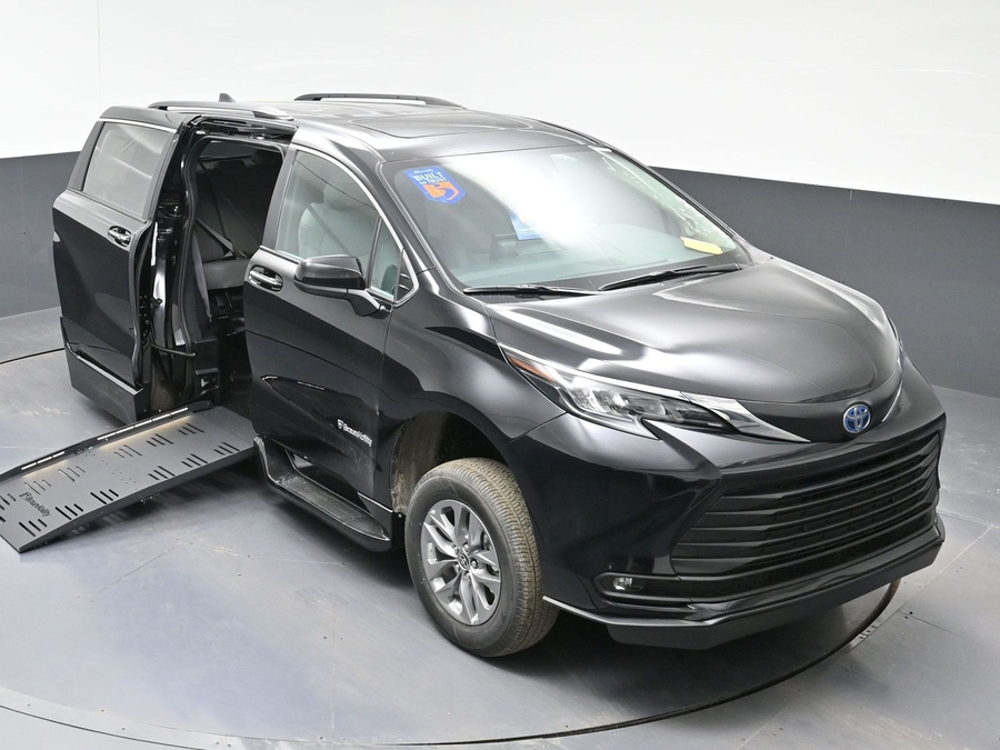 Black Toyota Sienna image number 22