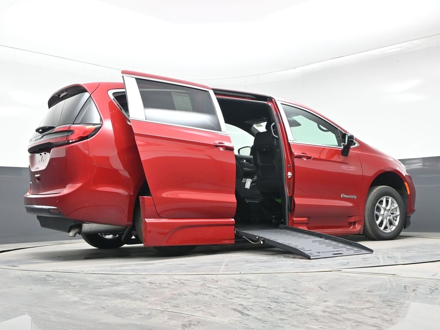 New 2026 Chrysler Pacifica Select Safety - BraunAbility Side Entry Fold Out Automatic Ramp