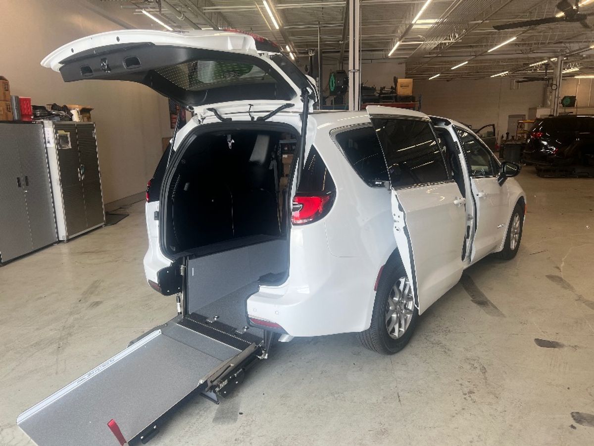 2025 CHRYSLER PACIFICA - Image 1