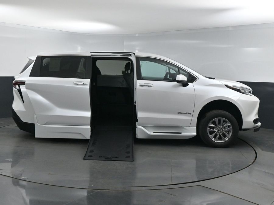 New 2025 Toyota Sienna Hybrid XLE Base - BraunAbility Side Entry Entry In Floor Automatic Ramp
