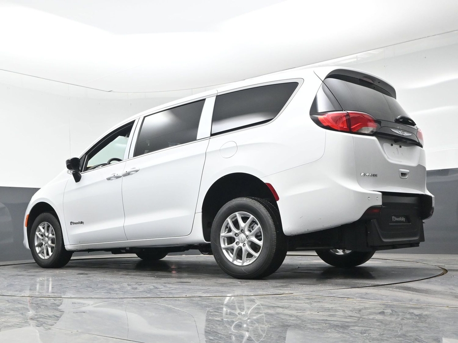 White Chrysler Voyager image number 19