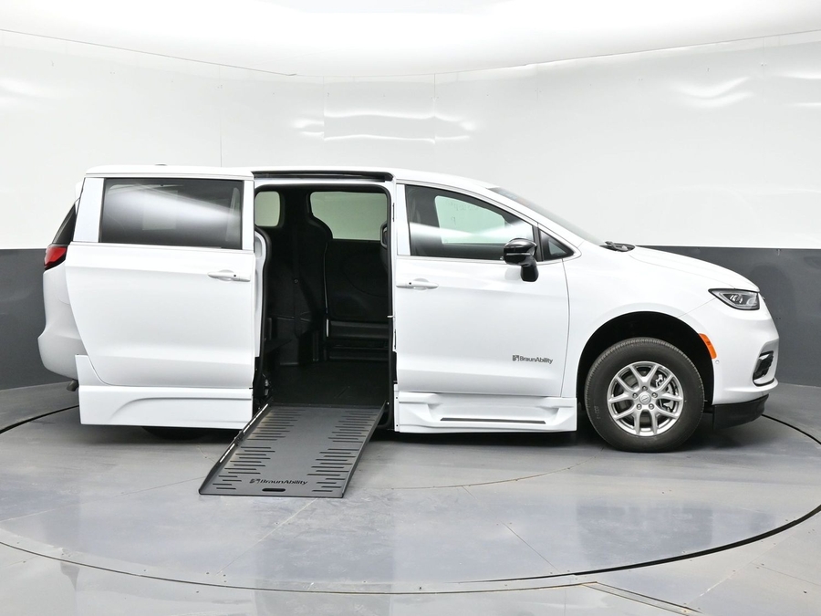 New 2026 Chrysler Pacifica Select Safety - BraunAbility Side Entry Entry Fold Out Automatic Ramp