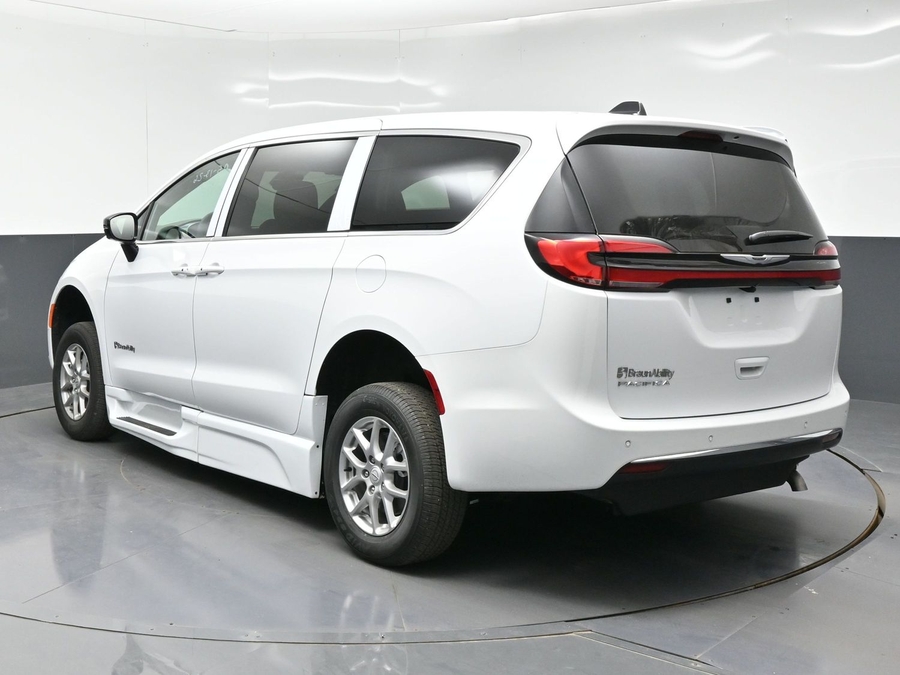 White Chrysler Pacifica image number 2