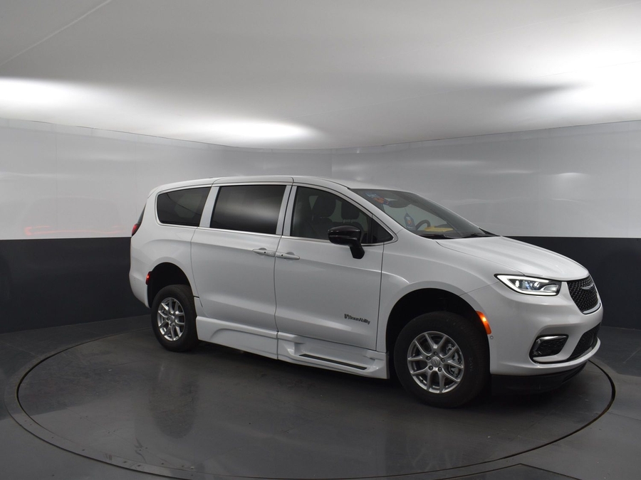 New 2025 Chrysler Pacifica Select Safety - BraunAbility Side Entry Entry Fold Out Automatic Ramp