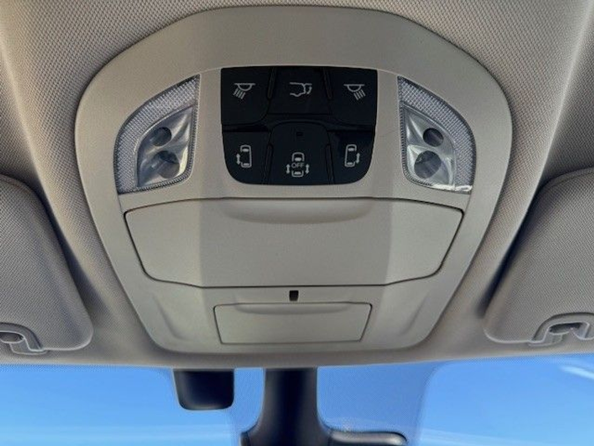 Silver Chrysler Pacifica image number 19