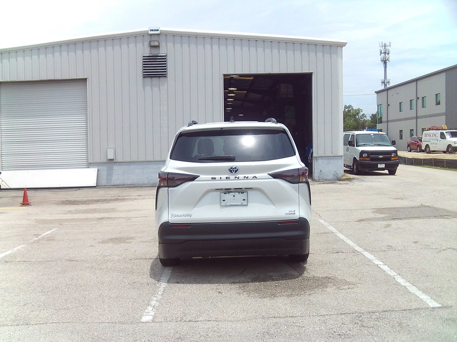 White Toyota Sienna image number 4