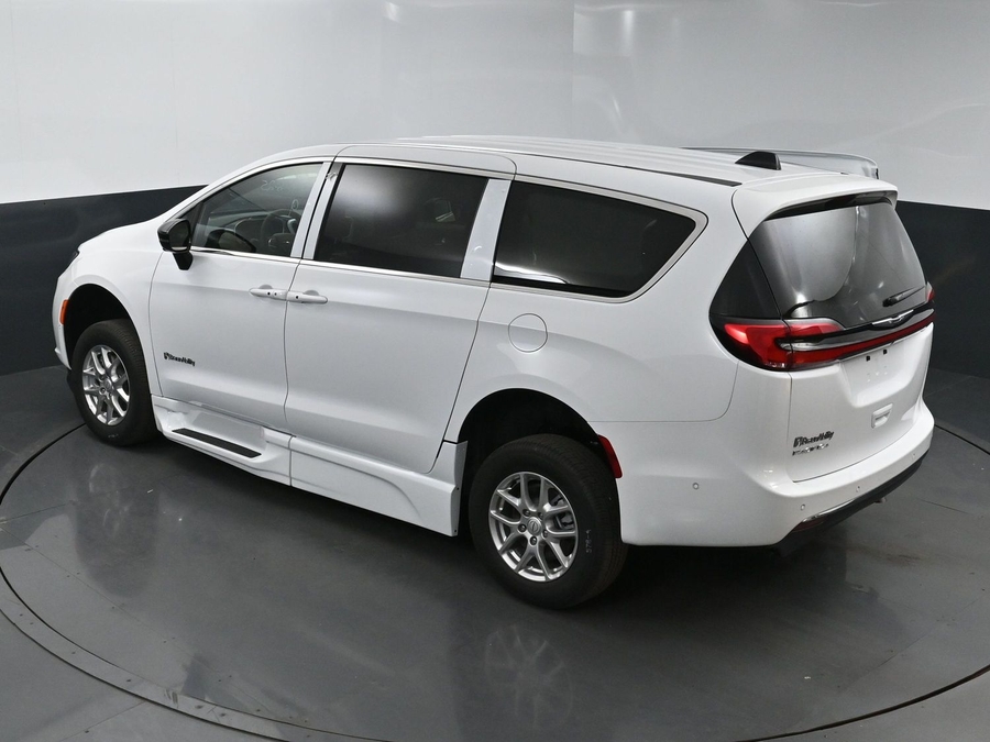 New 2025 Chrysler Pacifica Select Safety - BraunAbility Side Entry Entry In Floor Automatic Ramp
