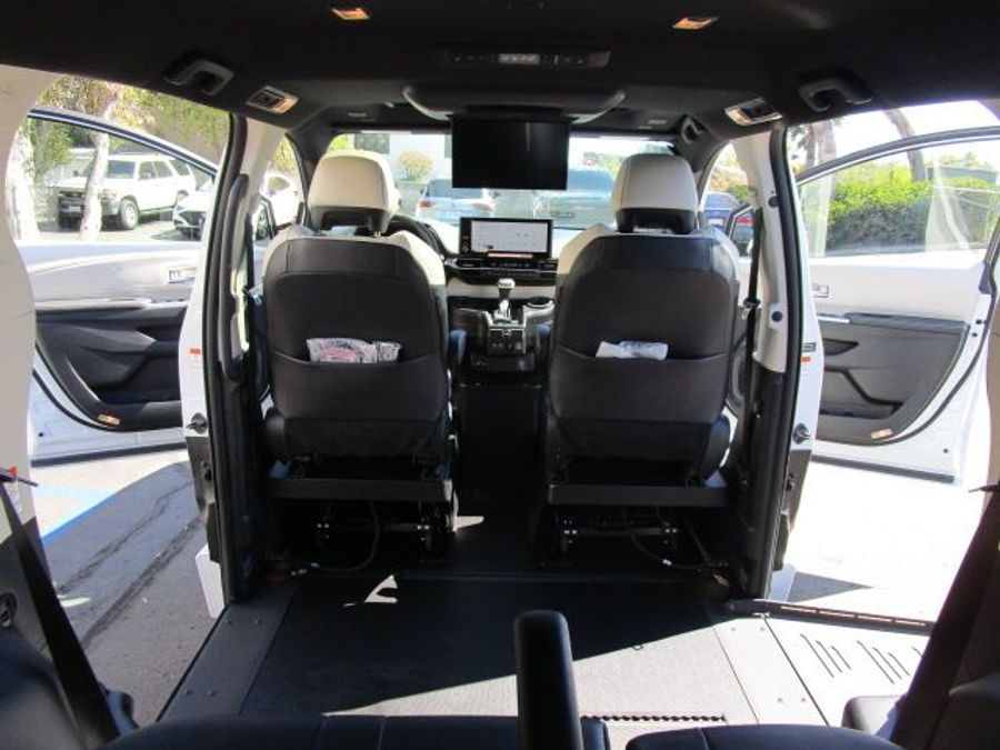 New 2025 Toyota Sienna Hybrid Platinum - BraunAbility Side Entry Entry Fold Out Automatic Ramp