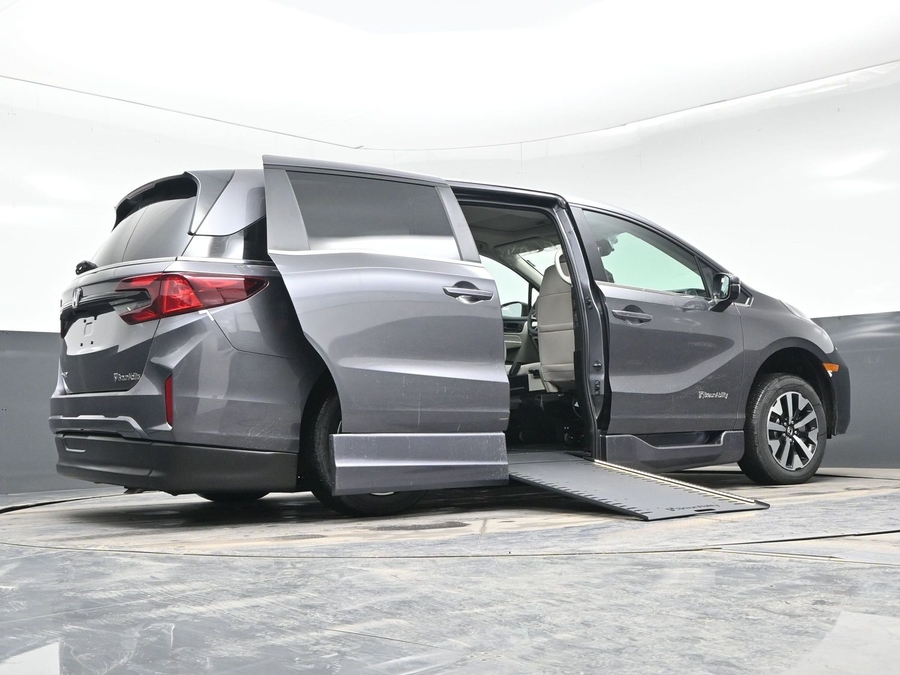 Grey Honda Odyssey image number 21