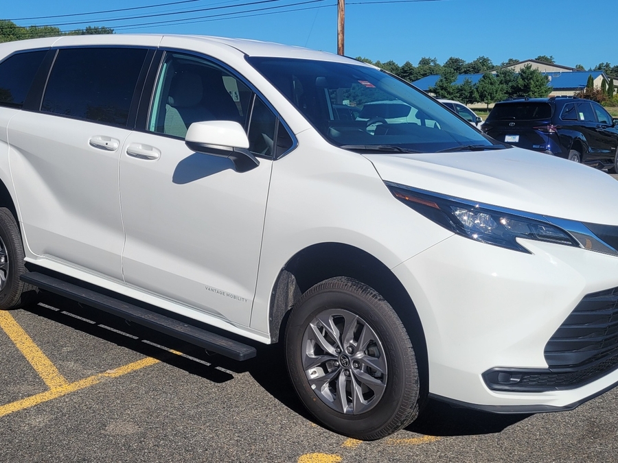 White Toyota Sienna image number 4
