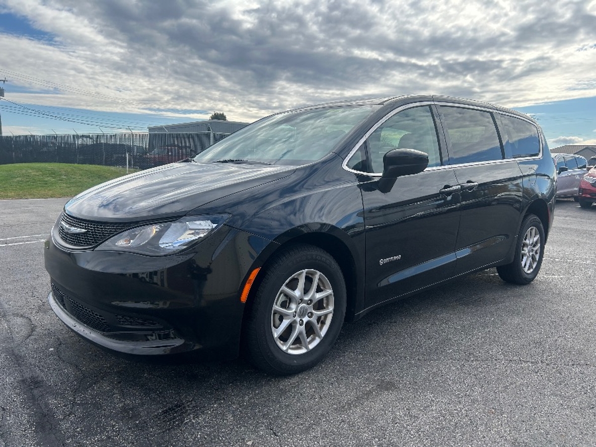 Black Chrysler Voyager image number 2