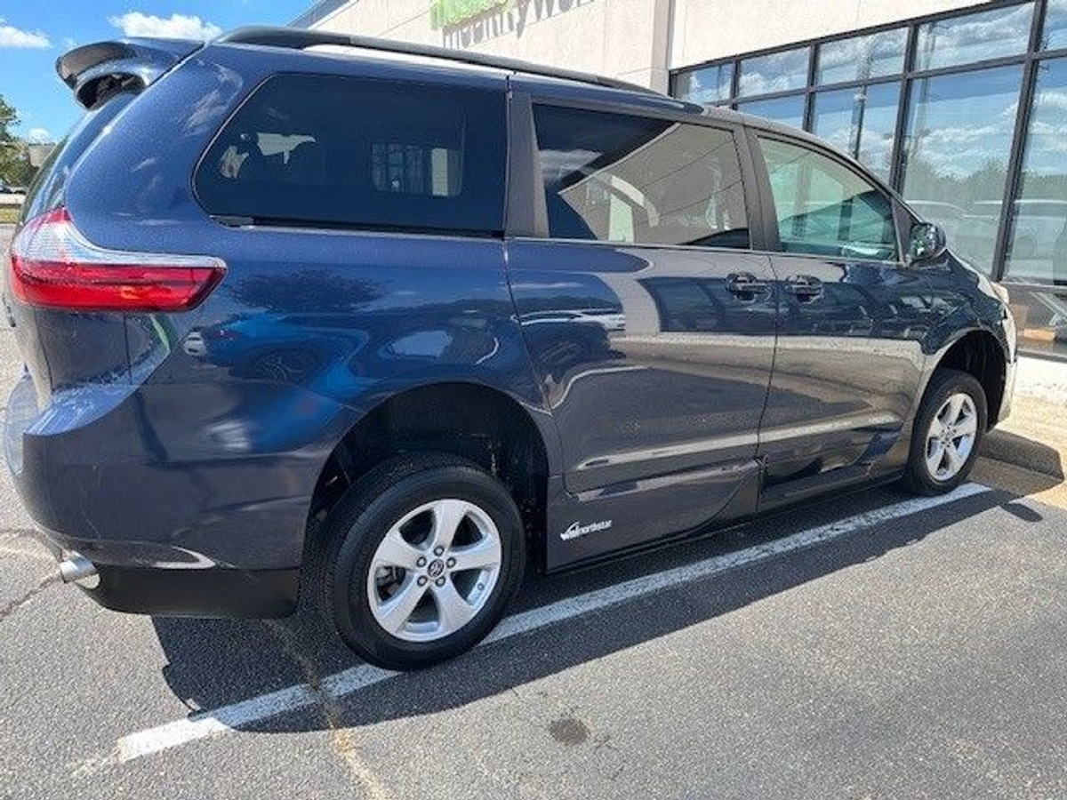 2018 Toyota Sienna LE's photo
