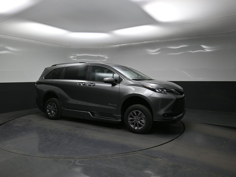 Grey Toyota Sienna image number 14