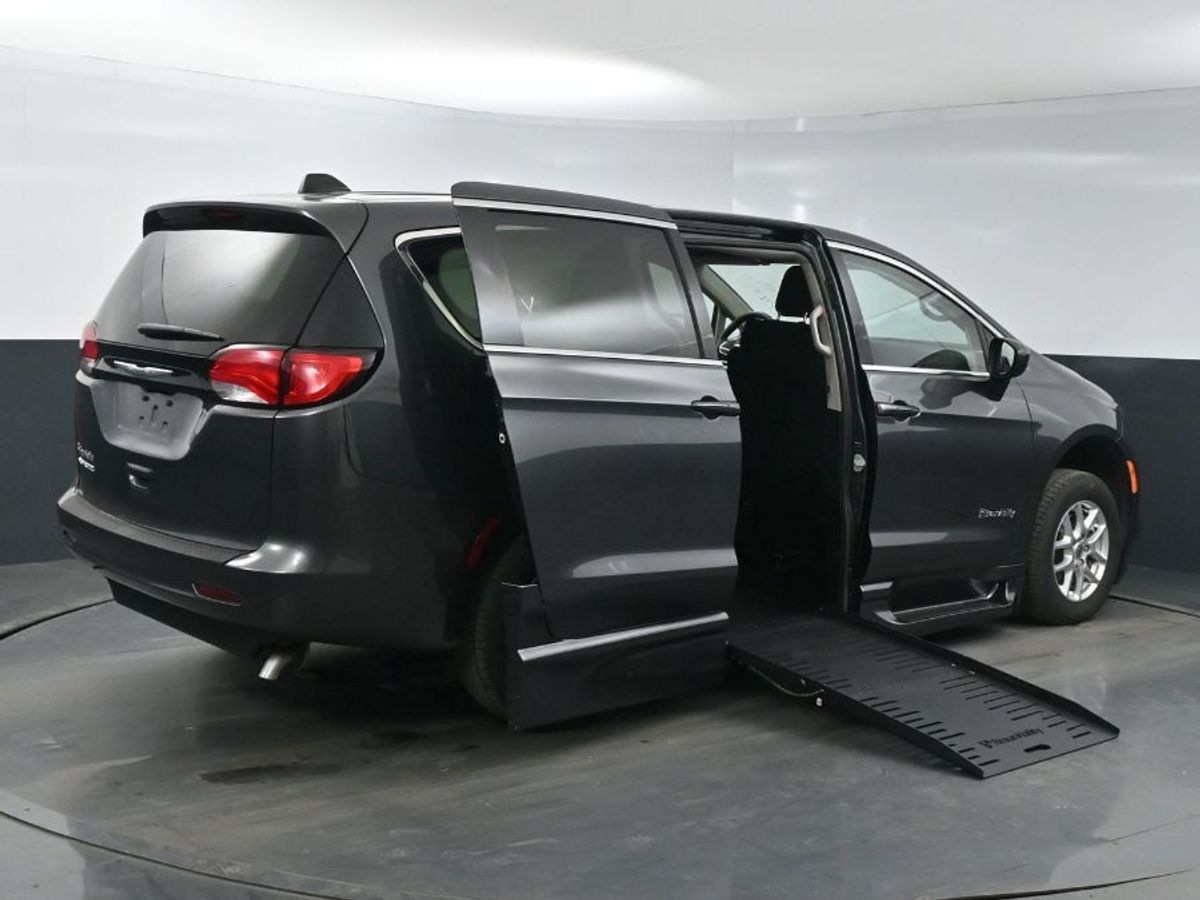 Grey Chrysler Voyager image number 6