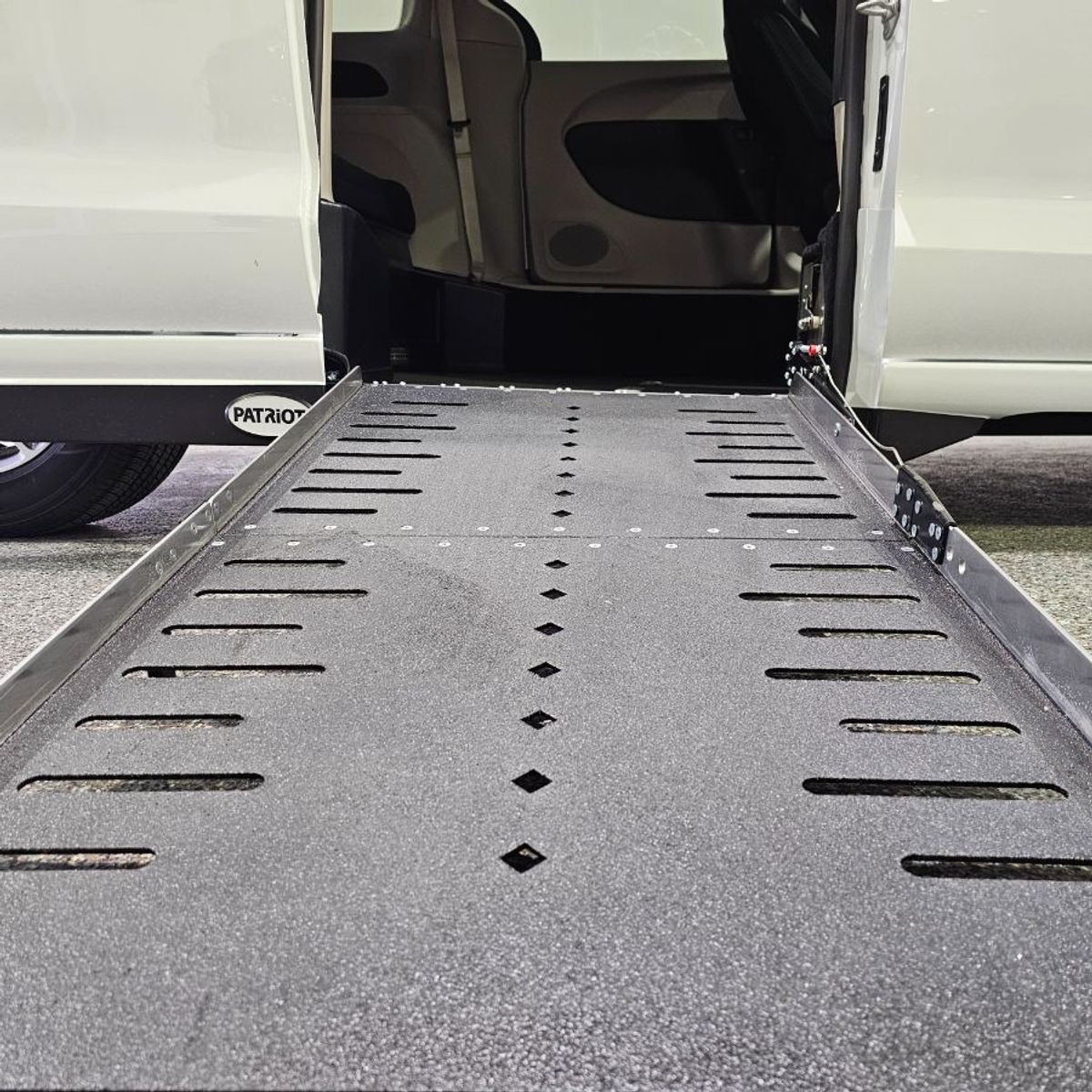 White Chrysler Voyager image number 9