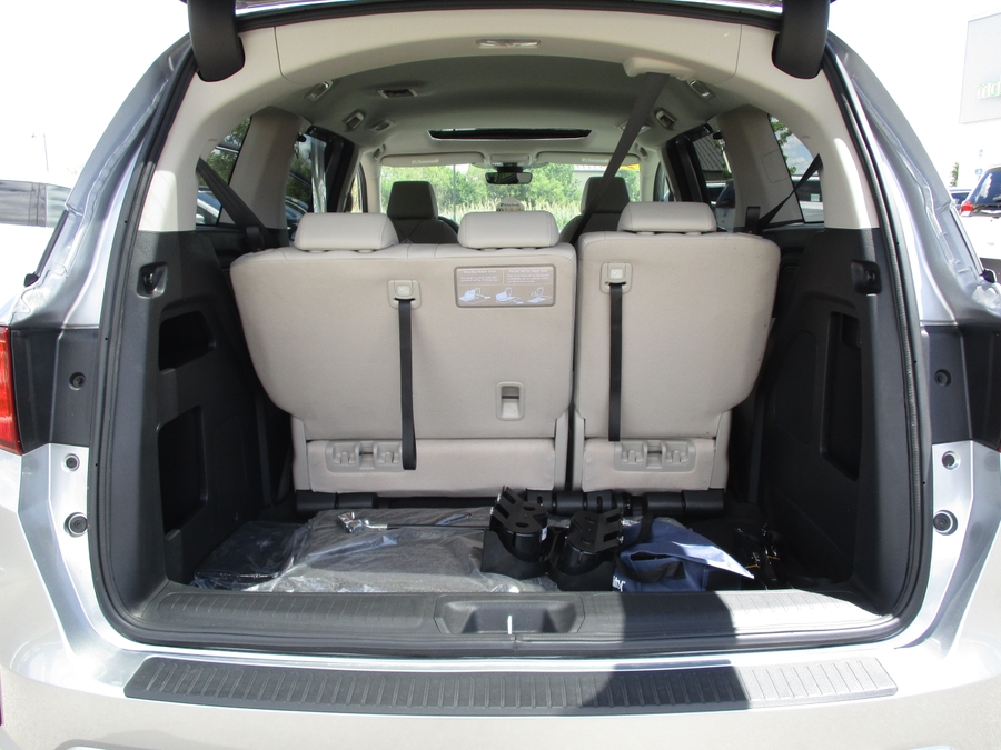 Silver Honda Odyssey image number 12