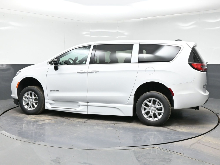 New 2026 Chrysler Pacifica Select Safety - BraunAbility Side Entry Entry Fold Out Automatic Ramp