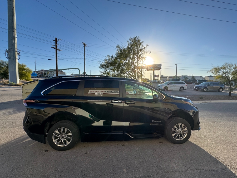 Used 2024 Toyota Sienna Hybrid XLE Base - BraunAbility Side Entry Entry Fold Out Automatic Ramp