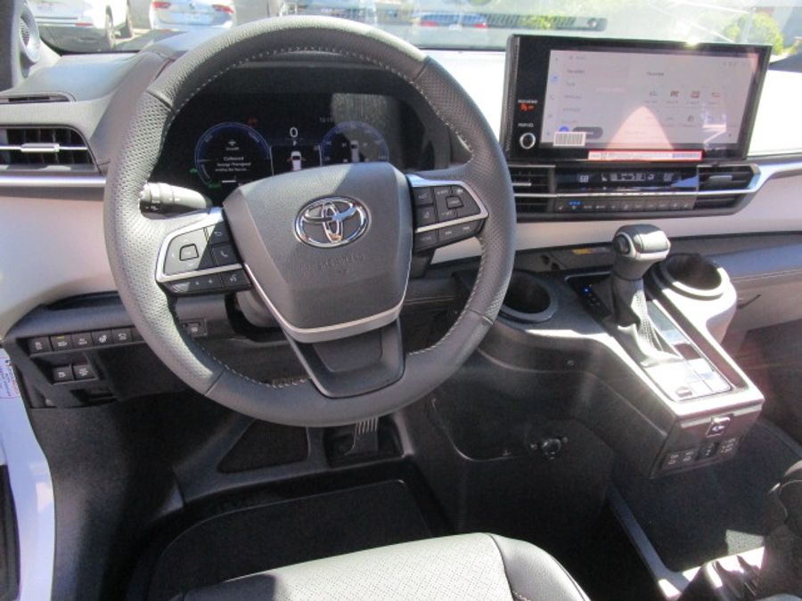 New 2025 Toyota Sienna Hybrid Platinum - BraunAbility Side Entry Entry In Floor Automatic Ramp