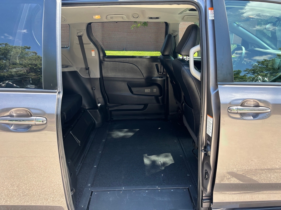 Used 2016 Toyota Sienna SE - BraunAbility Side Entry In Floor Automatic Ramp