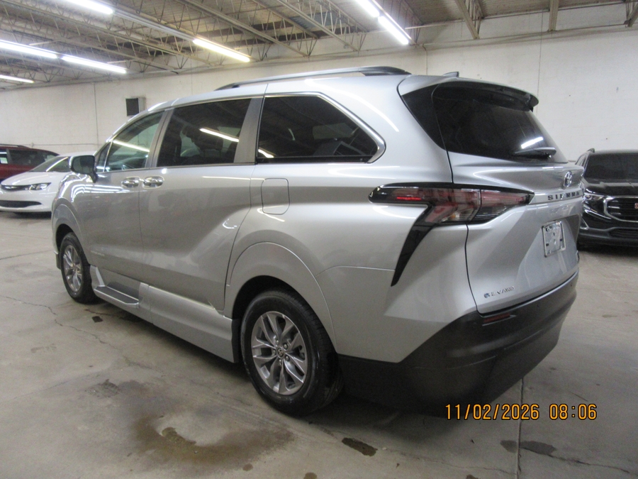 Silver Toyota Sienna image number 9