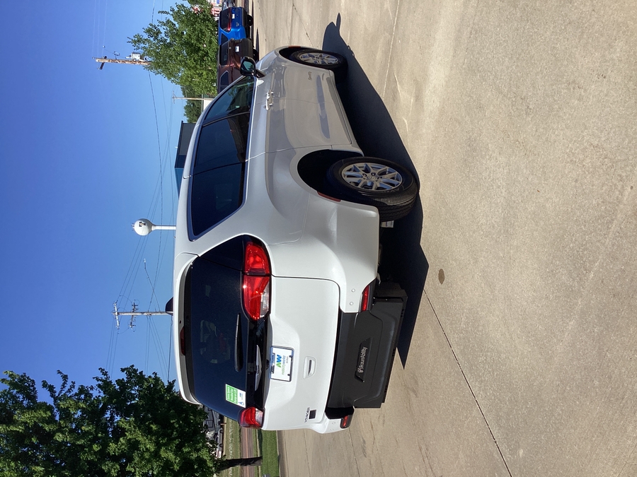 White Chrysler Voyager image number 8