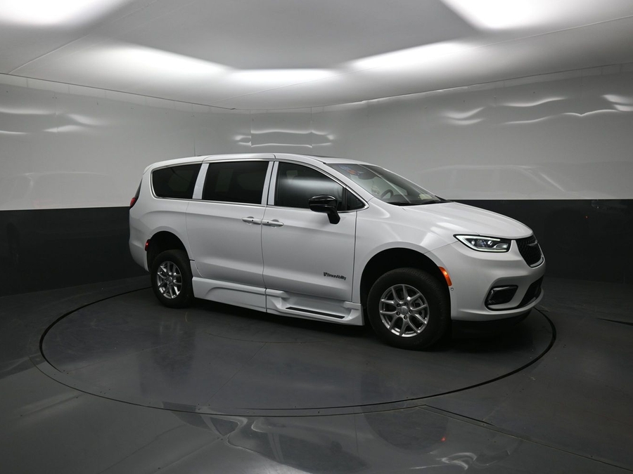 New 2026 Chrysler Pacifica Select Plus - BraunAbility Side Entry In Floor Automatic Ramp