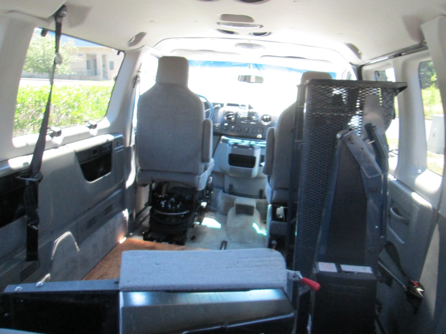 2013 Ford E-Series Econoline Wagon XLT - Photo 7
