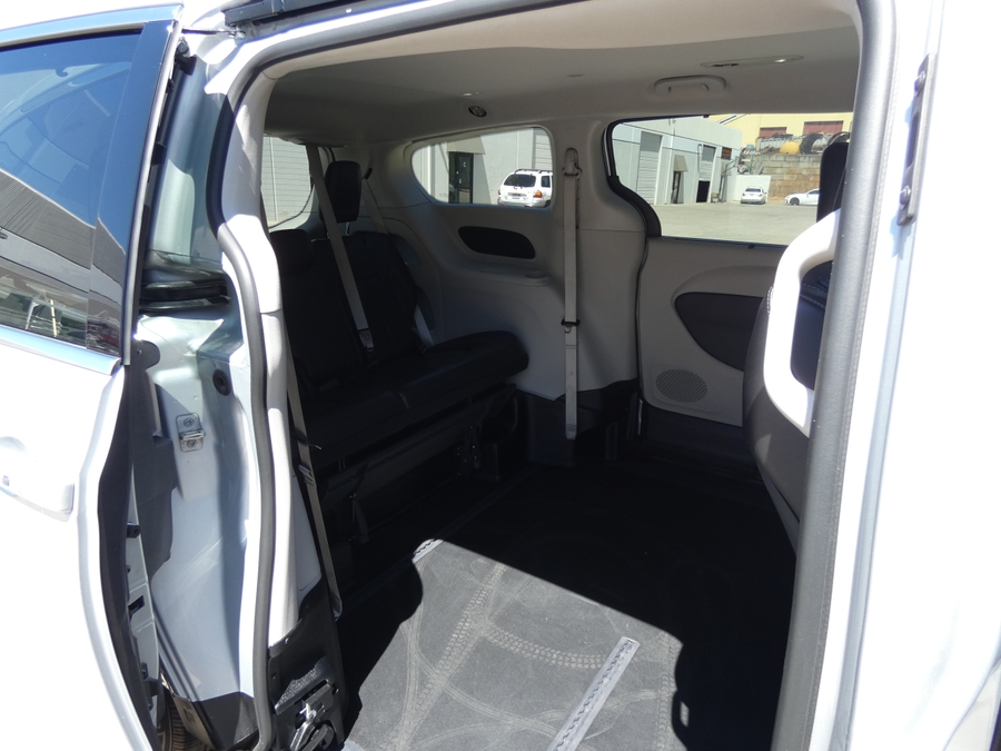 Silver Chrysler Pacifica image number 5