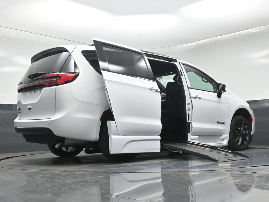 New 2026 Chrysler Pacifica Select Sport - BraunAbility Side Entry Fold Out Automatic Ramp