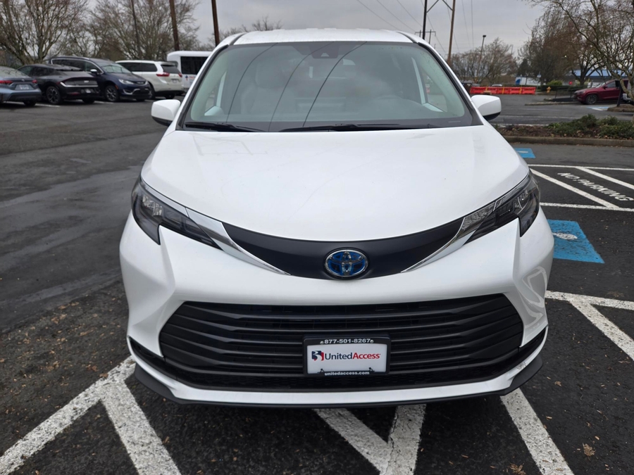 New 2026 Toyota Sienna Hybrid LE w swivel 2nd row - Vantage Mobility Commercial Rear Entry Entry Fold Out Manual Ramp