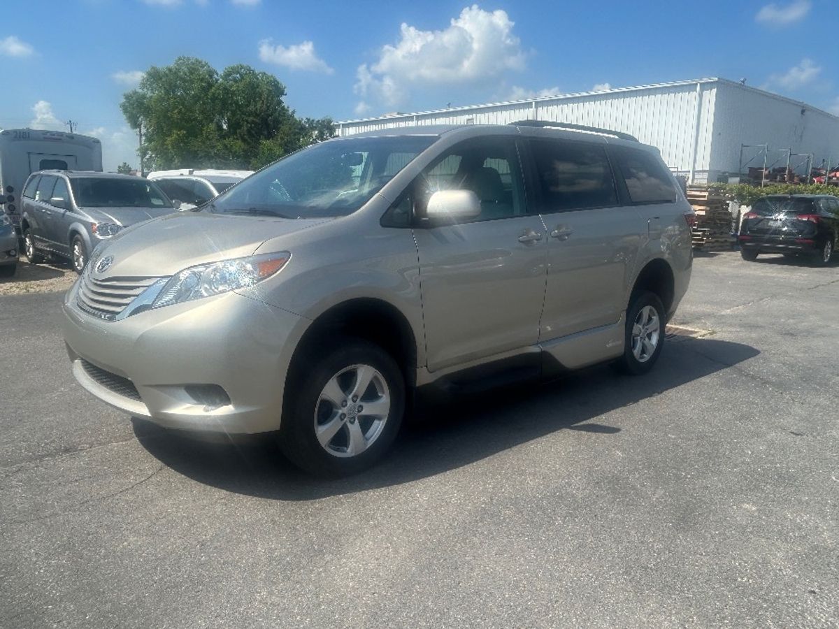 2017 TOYOTA SIENNA - Image 2
