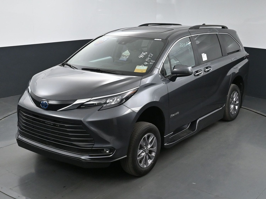 New 2025 Toyota Sienna Hybrid XLE Plus - BraunAbility Side Entry Entry In Floor Automatic Ramp