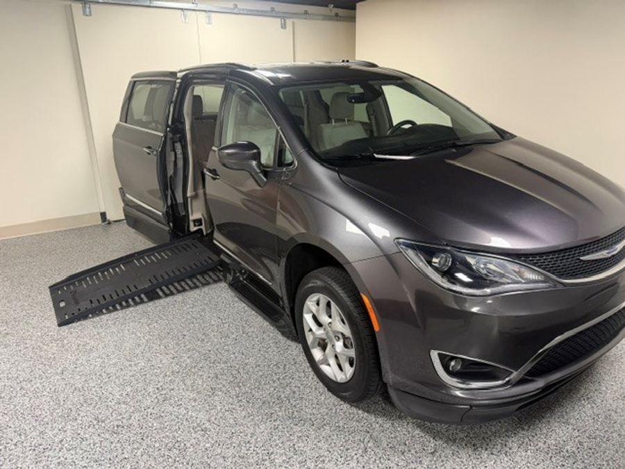Used 2019 Chrysler Pacifica Touring L - BraunAbility Side Entry Fold Out Automatic Ramp