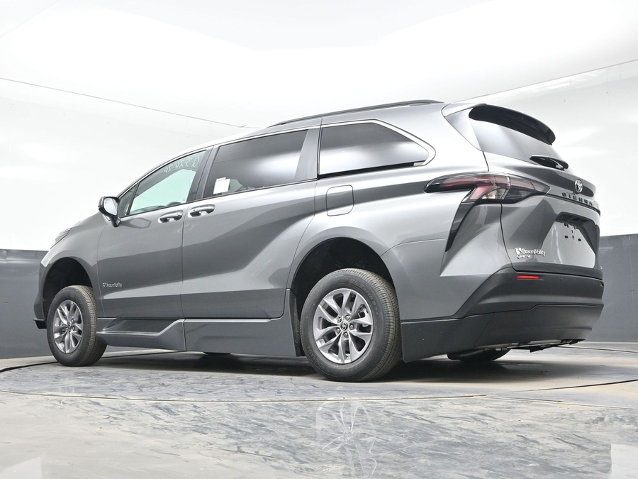 Grey Toyota Sienna image number 18