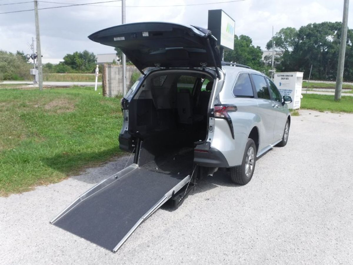 Toyota Sienna plateada con rampa desplegable manual de entrada trasera