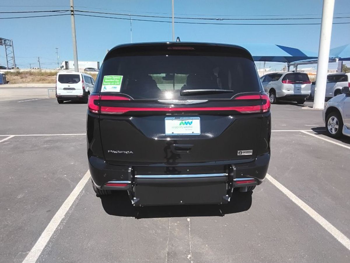 Black Chrysler Pacifica image number 4