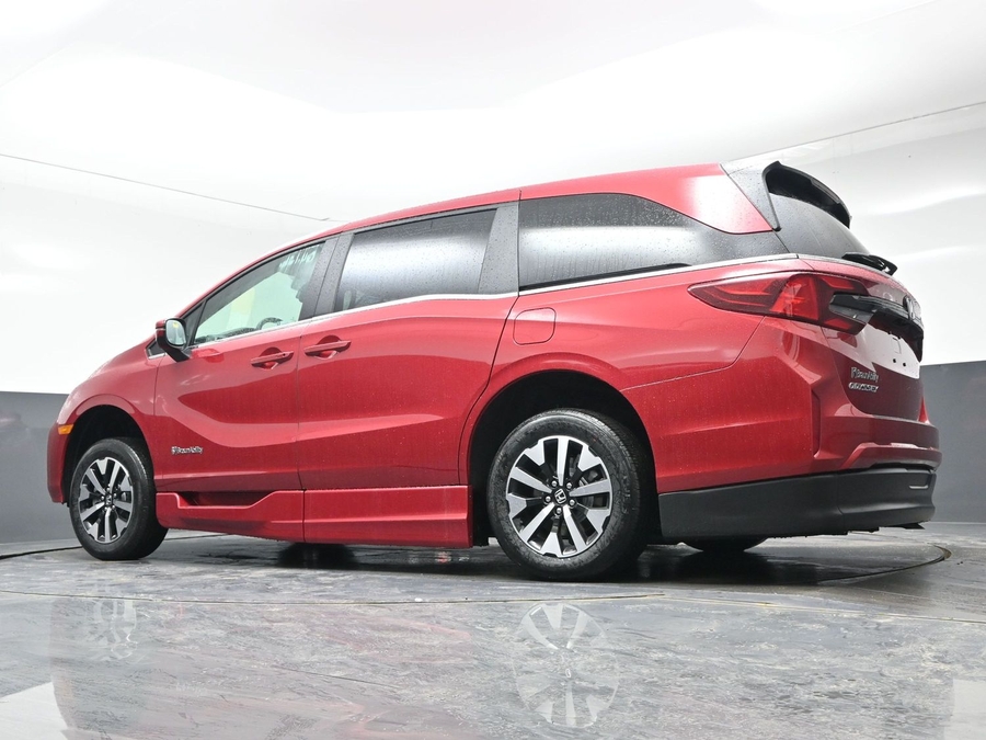 Red Honda Odyssey image number 18