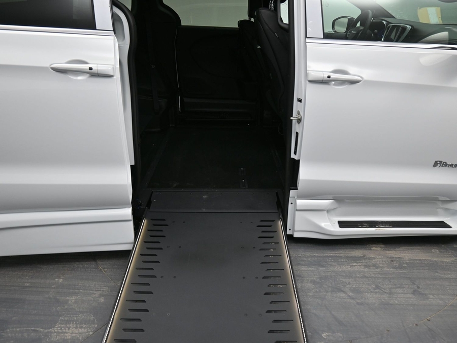 White Chrysler Pacifica image number 11