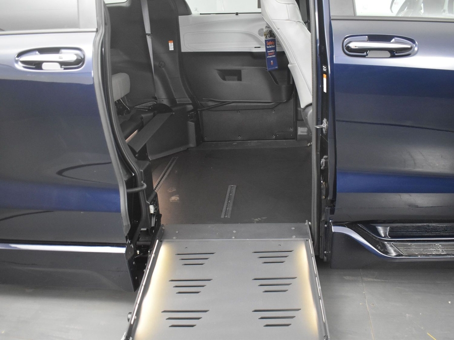 New 2025 Toyota Sienna Hybrid XLE Base - BraunAbility Side Entry Entry Fold Out Automatic Ramp